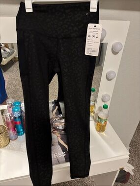 Active Hybrid Black Leopard medium women’s Leggings